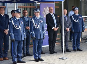 insp. Andrzej Mioduna w asyście insp. Zbigniewa Krzos. Za nimi stoją zaproszeni goście