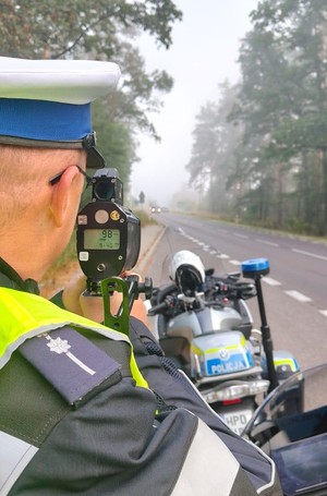 Policjant mierzy prędkość
