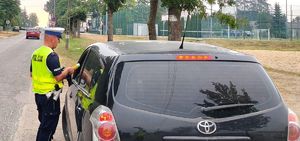 Policjant sprawdza stan trzeźwości kierującego