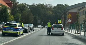 Policjanci prowadzący kontrolę drogową w rejonie szkoły