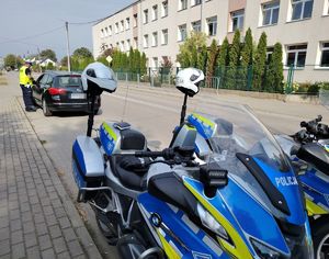 Policjanci kontrolują kierujących w rejonie szkoły