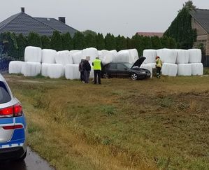 Policjant wykonuje czynności na miejscu zdarzenia