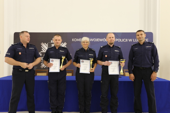 komendant na zdjęciu z laureatami konkursu