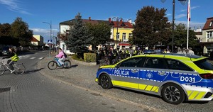 Policjanci zabezpieczają rajd rowerowy