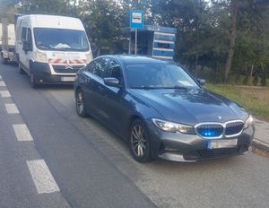 Zatrzymany Citroen stoi na zatoczce, a przed nim nieoznakowany radiowóz