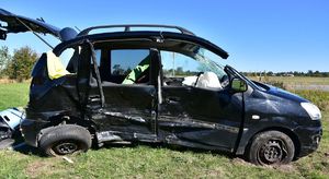 Uszkodzony Hyundai stoi na poboczu