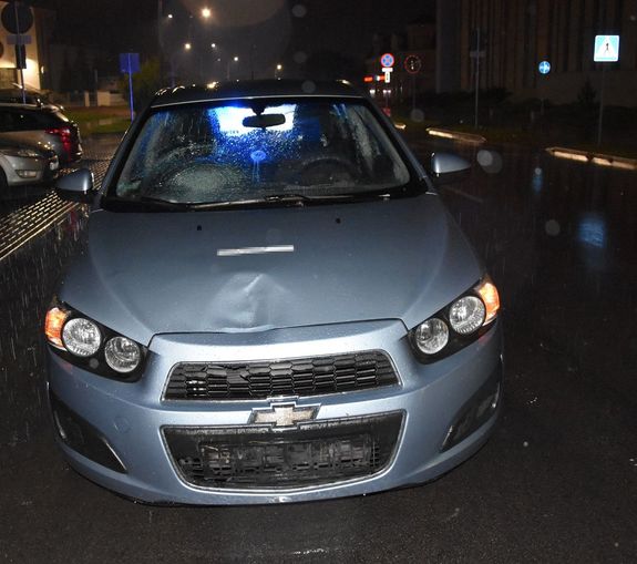 Samochód marki Chevrolet Aveo z uszkodzeniami stoi na jezdni