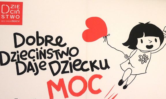 Plakat z napisem Dobre dzieciństwo daje dziecku moc.