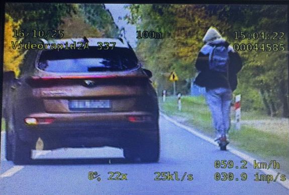 Mężczyzna jadący hulajnogą