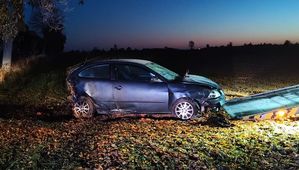 Uszkodzony Seat umieszczany jest na lawecie