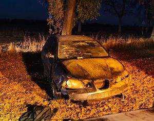 Uszkodzony samochód stoi na polu