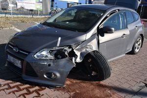 Uszkodzony Ford stoi na chodniku