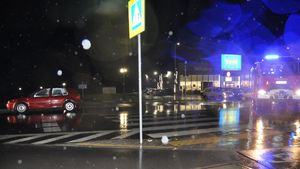 Miejsce wypadku drogowego. Samochód stoi na jezdni