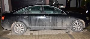 Samochód marki Audi stoi na parkingu