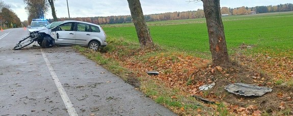 Rozbity Ford stoi na jezdni, a za nim oznakowany radiowóz