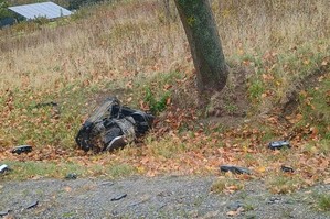 Wyrwany silnik leży na poboczu drogi