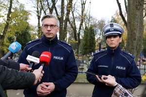 policjanci podczas briefingu