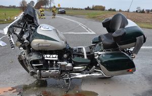 Uszkodzony motocykl stoi na jezdni