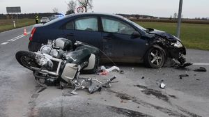 Uszkodzone pojazdy stoją na jezdni