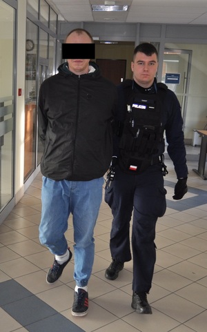 Zatrzymany 35-latek prowadzony przez policjanta