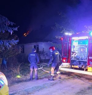 Policjant zabezpiecza miejsce pożaru