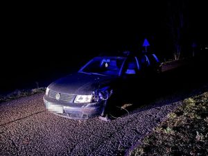 Samochód marki VW Passat stoi na jezdni