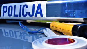 Urządzenia do badania stanu trzeźwości leży na dachu radiowozu