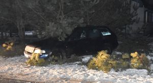 Uszkodzone Audi A4 stoi przy drzewie