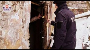 policjant sprawdza miejsce w którym przebywa osoba bezdomna