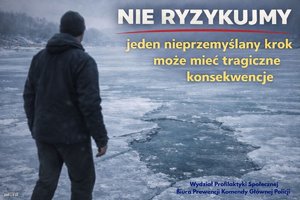 Mężczyzna nad zamarzniętym zbiornikiem, gdzie na środku jest załamany lód.