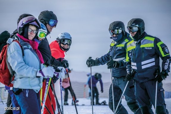 policjanci rozmawiają z narciarzami na stoku
