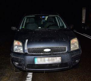 Samochód marki Ford stoi na jezdni