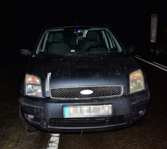 Samochód marki Ford stoi na jezdni