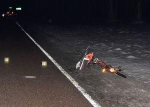 Miejsce wypadku drogowego. Na poboczu leży rower