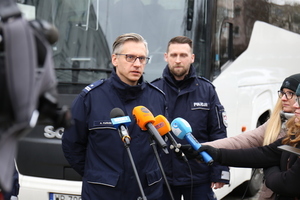 policjanci podczas briefingu prasowego