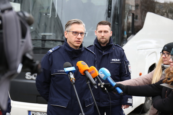 policjanci podczas briefingu prasowego