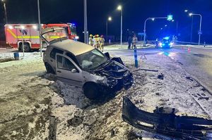 Uszkodzony samochód stoi w rowie