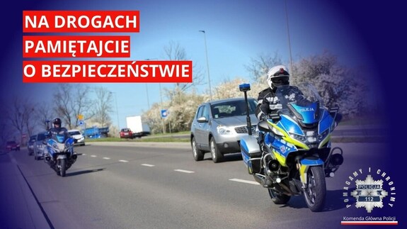 Grafika z napisem: Na drogach pamiętajcie o bezpieczeństwie. W tle dwaj funkcjonariusze na motocyklach i samochody osobowe na drodze.