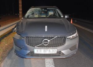 Uszkodzony samochód marki Volvo stoi na jezdni