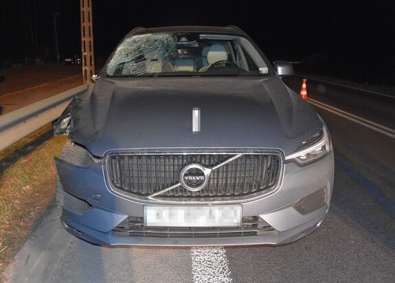 Uszkodzony samochód marki Volvo stoi na jezdni