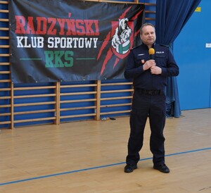 Komendant Powiatowy Policji w Radzyniu Podlaskim mł. insp. Mariusz Woźniak w trakcie przywitania zawodników turnieju
