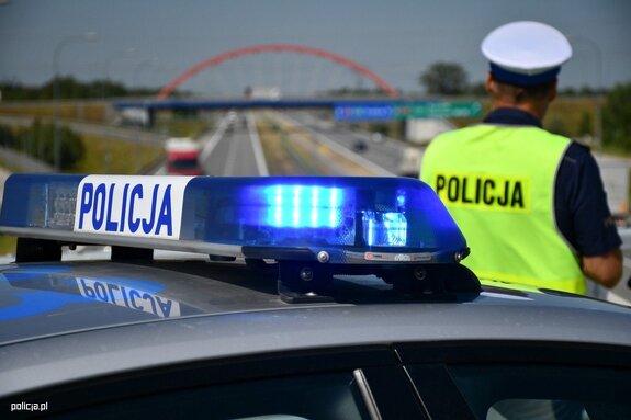 Policjant ruchu drogowego podczas kontroli drogowej.
