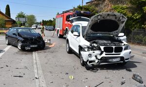 Miejsce zdarzenia drogowego. Uszkodzone samochody stoją na jezdni