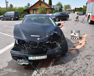 Uszkodzony samochód marki BMW 5 stoi na jezdni
