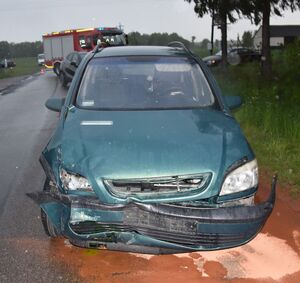 Uszkodzony Opel Zafira stoi na jezdni