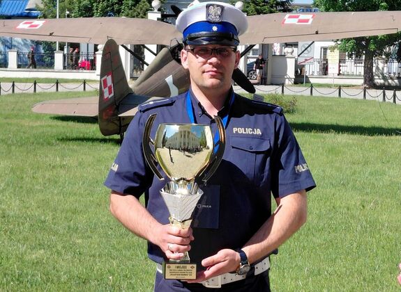 młodszy aspirant  Łukasz Łaskawski z pucharem