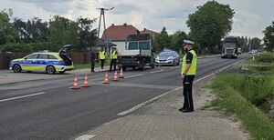 Policjanci wykonują czynności na miejscu wypadku drogowego