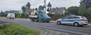 Miejsce wypadku drogowego. Na jezdni stoi VW, a na poboczu leży rower