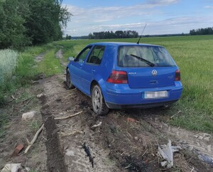 Uszkodzony VW stoi na gruntowej drodze
