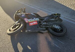 Motorower leży na prawym boku na jezdni